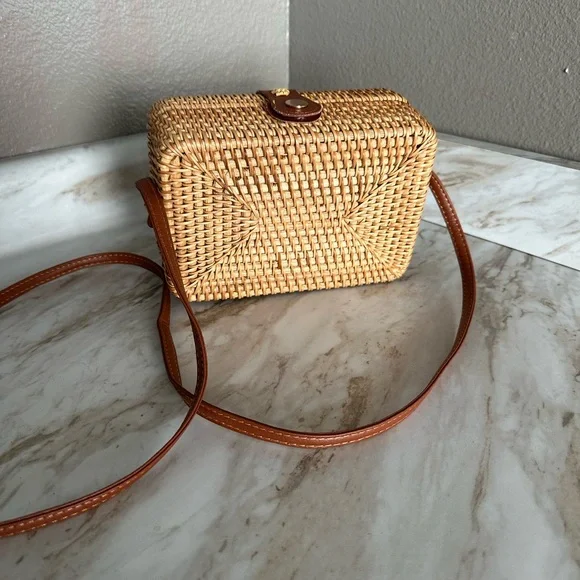 Stylish Tan Woven Crossbody Bag - Picture 1 of 3